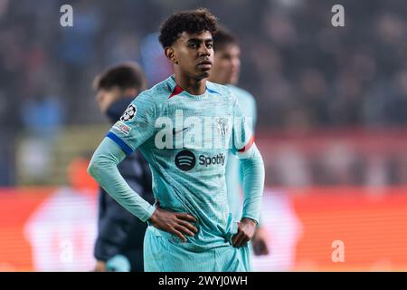 Anvers, Belgique. 13 décembre 2023. ANVERS, BELGIQUE - 13 DÉCEMBRE : Lamine Yamal du FC Barcelone semble déçu après le match du Groupe H - UEFA Champions League 2023/24 entre le Royal Antwerp FC et le FC Barcelone au Bosuilstadion le 13 décembre 2023 à Anvers, Belgique. (Photo de Joris Verwijst/Agence BSR) crédit : Agence BSR/Alamy Live News Banque D'Images