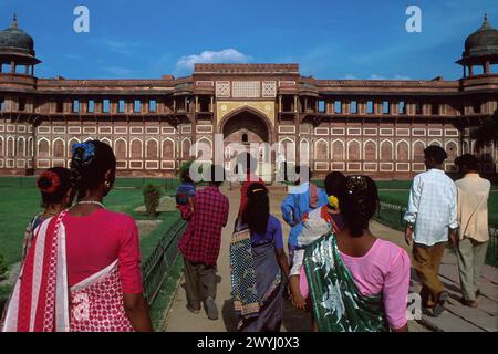 People on Entranceway, Fort Rouge, prise en 1999, Agra, Uttar Pradesh, Inde Banque D'Images