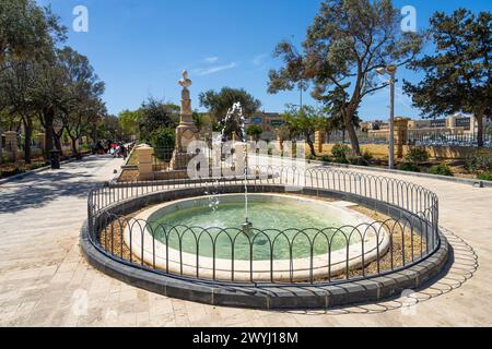 Valletta, Malte, 3 avril 2024. L'ancienne fontaine dans les jardins Maglio dans le centre-ville Banque D'Images