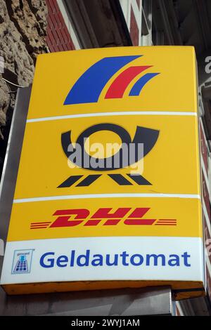 26.03.2024, Erfurt, Thueringen, GER - Hinweisschild auf eine Postbank-, Post- und DHL-filiale mit Geldautomat. Aussen, Aussenaufnahme, Bank, Bankwesen, Briefbefoerderung, Briefverkehr, Briefversand, Deutsche Post, Deutsche Post AG, Deutschland, DHL, DHL Express, DHL-logo, Embleme, Erfurt, Europa, europaeisch, filiale, Finanzdienstleister, Finanzen, Finanzwesen, Firmenlogos, Fruehjahr, Fruehling, Geldautomat, Geldinstitut, Geldwesen, Geldwirtschaft, HF, Hinweis, Hinweisschild, Hochformat, Jahreszeit, Kreditinstitut, logos, Niemand, Paketdienst, Paketpost, Post, Postbank, Postdienst, po Banque D'Images