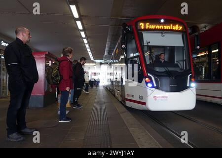 26.03.2024, Erfurt, Thueringen, GER - Strassenbahn der Linie 3 faehrt am Hauptbahnhof ein. Alltag, aussen, Aussenaufnahme, Bahn, Bahnhof, Befoerderung, Deutsch, Deutschland, einfahren, Einfahrt, Erfurt, Europa, europaeisch, Fahrgaeste, Fruehjahr, Fruehling, Gesellschaft, Hauptbahnhof, Individualverkehr, Jahreszeit, Kaukasier, kaukasisch, Linie 3, Menschen, Nahverkehr, oeffentlicher Personennahverkehr, OEPNV, Passagiere, Personen, Personenbefoerderung, Personentransport, Personenverkehr, QF, Querformat, Schiene, Schienenverkehr, Stadt, Stadtansicht, Stadtbahn, Stadtbild, Stadtleben, Stadtverkeh Banque D'Images