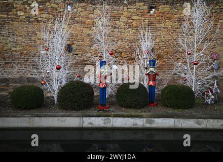 Casse-noisette décorations de Noël festives sur les rives de la Lauch à Colmar, Alsace France. Banque D'Images