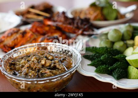 Nourriture thaïlandaise locale pour les personnes dans la région centrale de la Thaïlande. Pâte de piment de poisson fermenté épicé trempant avec des légumes frais et du poulet grillé. Banque D'Images