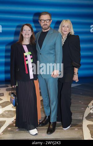 (De gauche à droite) Catherine Johnson, Bjorn Ulvaeus et Judy Craymer sur scène au Novello Theatre de Londres, après une représentation de Mamma Mia, alors que le spectacle du West End célèbre un quart de siècle, le même jour que le 50e anniversaire d'Abba de leur succès Waterloo et de leur victoire au concours Eurovision de la chanson. Date de la photo : samedi 6 avril 2024. Banque D'Images