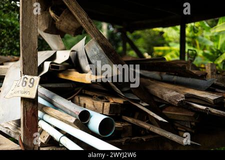 Vieux bois. Copeaux de bois poussiéreux. Bois pour la construction un tas de bois reposait sur le sol. Banque D'Images