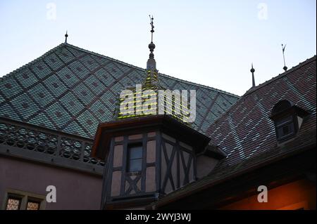 Toiture en tuiles polychromes de Koifhus L'ancienne maison de douane de Colmar en Alsace, France. Banque D'Images