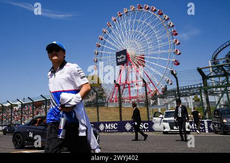 Suzuka, Japon. 7 avril 2024. Le japonais Tsunoda Yuki de RB assiste au défilé des pilotes sur piste avant le Grand Prix du Japon de formule 1 à Suzuka, au Japon, le 7 avril 2024. Crédit : Zhang Xiaoyu/Xinhua/Alamy Live News Banque D'Images