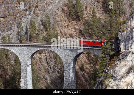 Glacier Express passant le viaduc Landwasser depuis le point de vue de Tschaingels. Banque D'Images