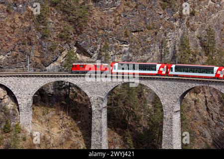 Glacier Express passant le viaduc Landwasser depuis le point de vue de Tschaingels. Banque D'Images