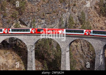 Glacier Express passant le viaduc Landwasser depuis le point de vue de Tschaingels. Banque D'Images