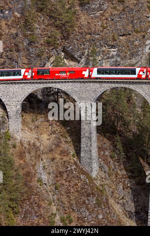 Glacier Express passant le viaduc Landwasser depuis le point de vue de Tschaingels. Banque D'Images