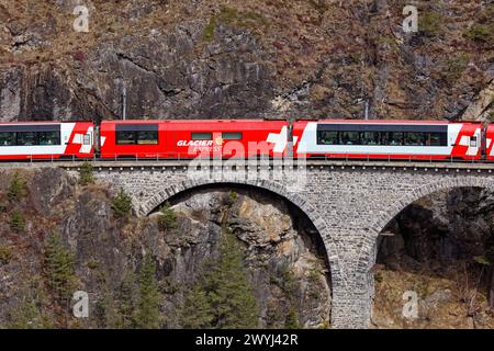 Glacier Express passant le viaduc Landwasser depuis le point de vue de Tschaingels. Banque D'Images