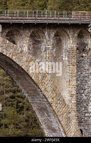 Vue détaillée du viaduc de Wiesen depuis le point de vue sud. Banque D'Images