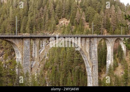 Vue panoramique sur le viaduc de Wiesen depuis le point de vue sud. Banque D'Images