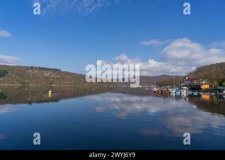 Vue de paysage depuis le mur du barrage au lac Edersee en allemagne Banque D'Images