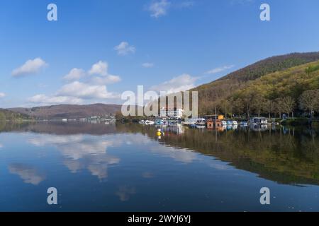 Vue de paysage depuis le mur du barrage au lac Edersee en allemagne Banque D'Images