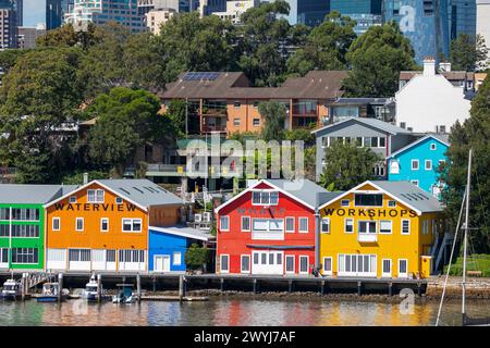 Patrimoine aux couleurs vives Waterview Wharf ateliers bâtiments sur le front de mer sur la péninsule de Balmain, Sydney, Nouvelle-Galles du Sud, Australie Banque D'Images