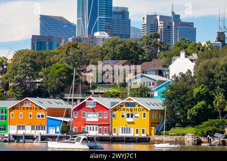 Sydney, Australie, bâtiments d'atelier historiques Waterview Wharf sur la péninsule de Balmain avec des immeubles de bureaux du centre-ville de Sydney derrière Banque D'Images