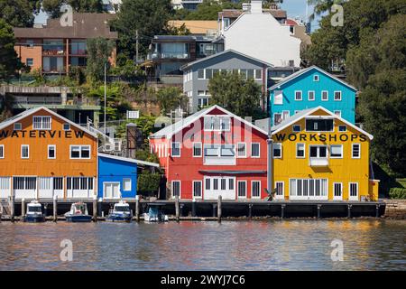 Bâtiments d'ateliers Waterview Wharf de patrimoine aux couleurs vives sur le front de mer sur la péninsule de Balmain, Nouvelle-Galles du Sud, Australie Banque D'Images