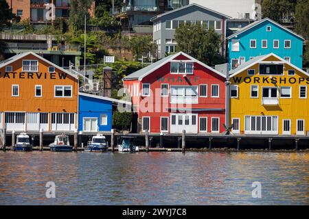 Bâtiments d'ateliers Waterview Wharf de patrimoine aux couleurs vives sur le front de mer sur la péninsule de Balmain, Nouvelle-Galles du Sud, Australie Banque D'Images