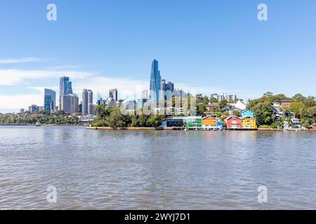 Vue sur la ville et les gratte-ciel de Sydney depuis ballast point Park, avec vue sur les gratte-ciels de Sydney et vue sur l'eau des bâtiments colorés de l'atelier Balmain Banque D'Images