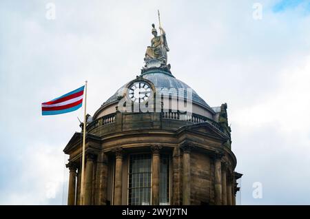 Drapeau de fierté sur l'hôtel de ville de Liverpool Banque D'Images