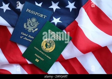 Passeport du Nigeria avec passeport américain sur les États-Unis d'Amérique drapeau plié de près Banque D'Images