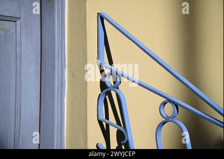 Main courante d'escalier en fer forgé bleu clair traditionnelle fabriquée à la main à Kalamata, Grèce du Péloponnèse. Banque D'Images