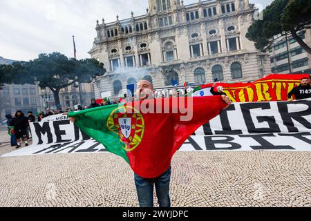 Le principal porte-parole, le militant d'extrême droite Mário Machado, est vu lors d'une démostration anti-émigration qui rassemble des sympathisants d'extrême droite lors d'une marche dans les rues de Porto, le 6 avril 2024. Banque D'Images