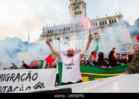 Une démostration anti-émigration rassemble des sympathisants d'extrême droite qui crient des paroles d'action et défilent dans les rues de Porto, le 6 avril 2024. Banque D'Images