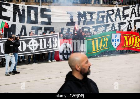 Le principal porte-parole, le militant d'extrême droite Mário Machado, est vu lors d'une démostration anti-émigration qui rassemble des sympathisants d'extrême droite lors d'une marche dans les rues de Porto, le 6 avril 2024. Banque D'Images