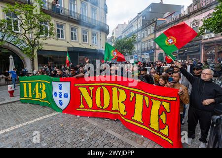 Une démostration anti-émigration rassemble des sympathisants d'extrême droite qui crient des paroles d'action et défilent dans les rues de Porto, le 6 avril 2024. Banque D'Images