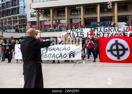 Une démostration anti-émigration rassemble des sympathisants d'extrême droite qui crient des paroles d'action et défilent dans les rues de Porto, le 6 avril 2024. Banque D'Images