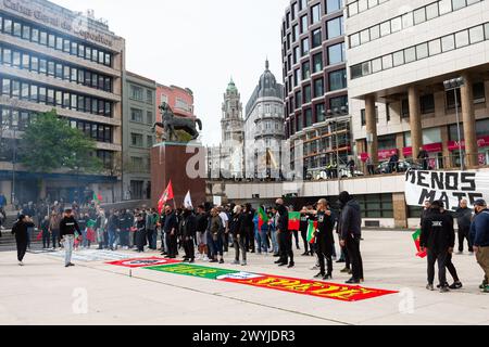 Une démostration anti-émigration rassemble des sympathisants d'extrême droite qui crient des paroles d'action et défilent dans les rues de Porto, le 6 avril 2024. Banque D'Images