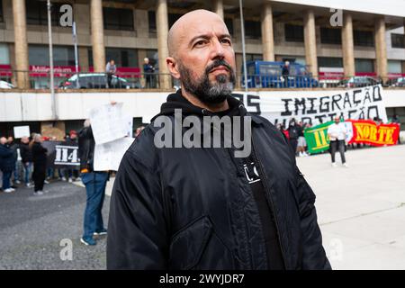 Le militant d'extrême droite, Mário Machado, est vu lors d'une démostration anti-émigration qui rassemble des sympathisants d'extrême droite lors d'une marche dans les rues de Porto, le 6 avril 2024. Banque D'Images