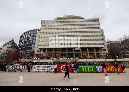 Une démostration anti-émigration rassemble des sympathisants d'extrême droite qui crient des paroles d'action et défilent dans les rues de Porto, le 6 avril 2024. Banque D'Images