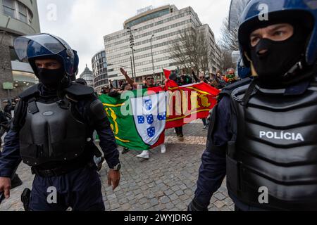 Une démostration anti-émigration rassemble des sympathisants d'extrême droite qui crient des paroles d'action et défilent dans les rues de Porto, le 6 avril 2024. Banque D'Images