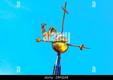 Kirchturmspitze mit Wetterhahn und Kreuz, München, avril 2024 Deutschland, München, avril 2024, Kirchturmspitze vor blauem Himmel, Wetterhahn und Kreuz auf dem Turm der Evangelisch-Lutherischen Dreieinigkeitskirche, München-Bogenhausen, Symbolfoto Kirche, Evangelische Kirche, *** clocher d'église avec sifflet et croix, Munich, avril 2024 Allemagne, Munich, avril 2024, cloche de l'église devant le ciel bleu, bite météorologique et croix sur la tour de l'église évangélique luthérienne de la Trinité, Munich Bogenhausen, église photo symbolique, église évangélique, Banque D'Images