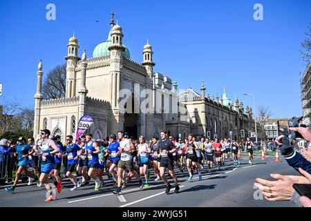 Brighton UK 7 avril 2024 - des milliers de coureurs participent au marathon de Brighton par une journée ensoleillée mais venteuse : Credit Simon Dack / Alamy Live News Banque D'Images