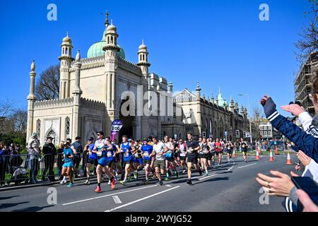 Brighton UK 7 avril 2024 - des milliers de coureurs participent au marathon de Brighton par une journée ensoleillée mais venteuse : Credit Simon Dack / Alamy Live News Banque D'Images