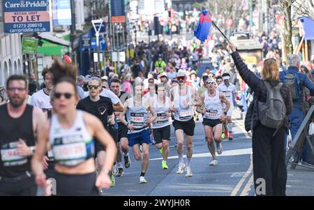 Brighton UK 7 avril 2024 - des milliers de coureurs participent au marathon de Brighton par une journée ensoleillée mais venteuse : Credit Simon Dack / Alamy Live News Banque D'Images