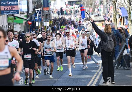 Brighton UK 7 avril 2024 - des milliers de coureurs participent au marathon de Brighton par une journée ensoleillée mais venteuse : Credit Simon Dack / Alamy Live News Banque D'Images