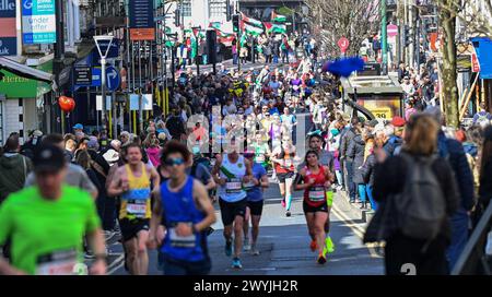 Brighton UK 7 avril 2024 - des milliers de coureurs participent au marathon de Brighton par une journée ensoleillée mais venteuse : Credit Simon Dack / Alamy Live News Banque D'Images