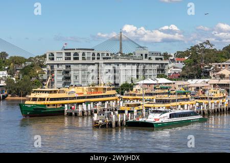 Le chantier naval Balmain avec les navires Sydney Ferries étant entretenus et réparés, avec l'ancienne usine Colgate Palmolive, Sydney, Nouvelle-Galles du Sud, Australie Banque D'Images
