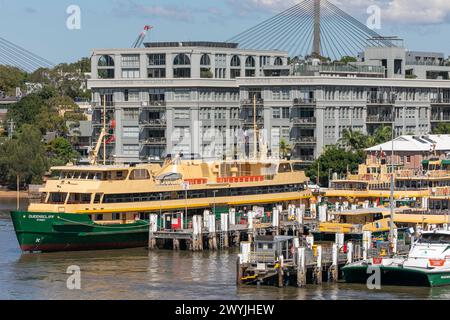 Sydney ferry, le MV Queenscliff, ferry de classe eau douce, amarré au chantier naval Balmain avec l'usine Colgate Palmolive derrière, Sydney, Nouvelle-Galles du Sud, Australie Banque D'Images