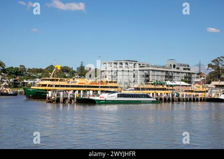 Le chantier naval Balmain avec les navires Sydney Ferries étant entretenus et réparés, avec l'ancienne usine Colgate Palmolive, Sydney, Nouvelle-Galles du Sud, Australie Banque D'Images