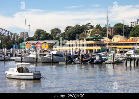 Balmain Shipyard, avec des ferries de Sydney en cours d'entretien et de réparation, et Waterview Wharf bâtiments d'atelier aux couleurs vives à Balmain, Nouvelle-Galles du Sud Banque D'Images