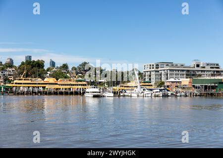 Le chantier naval Balmain avec les navires Sydney Ferries étant entretenus et réparés, avec l'ancienne usine Colgate Palmolive, Sydney, Nouvelle-Galles du Sud, Australie Banque D'Images