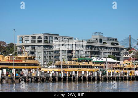 Le chantier naval Balmain avec les navires Sydney Ferries étant entretenus et réparés, avec l'ancienne usine Colgate Palmolive, Sydney, Nouvelle-Galles du Sud, Australie Banque D'Images