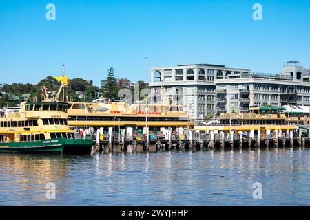 Balmain Shipyard et Queenscliff, Golden Grove ferries étant entretenus, avec l'ancienne usine Colgate Palmolive, Sydney, Nouvelle-Galles du Sud, Australie Banque D'Images